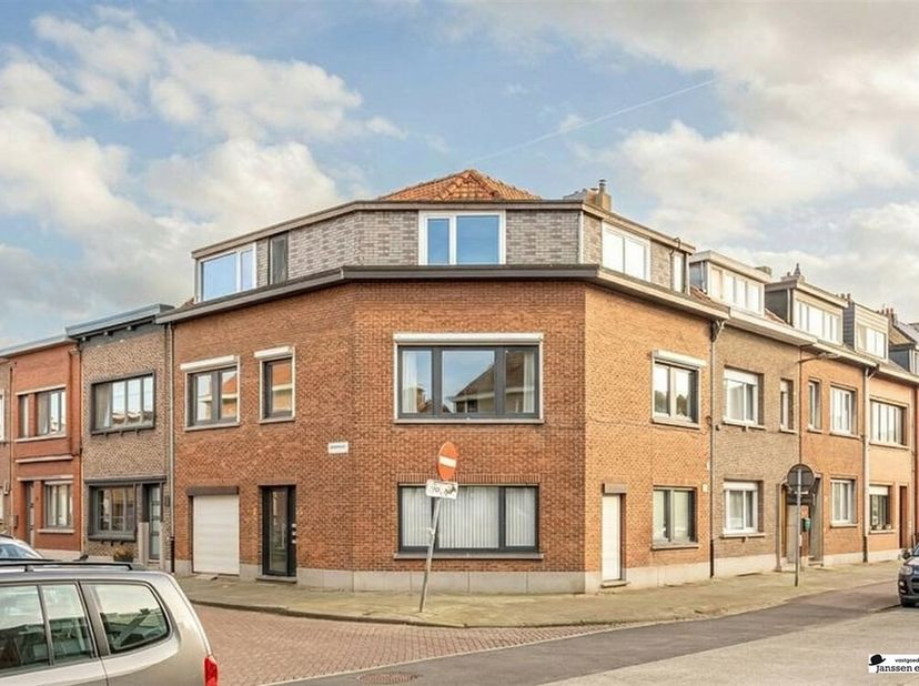 Appartement partiellement rénové dans le centre de Merksem !