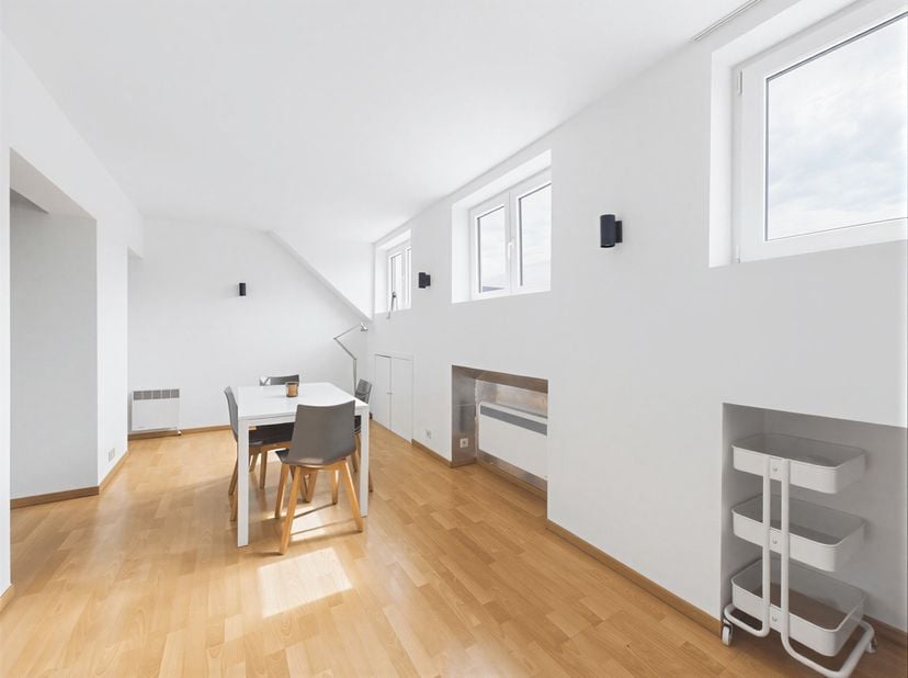 Gelegen in de wijk ULB – Begraafplaats van Elsene, geniet dit appartement van een levendige omgeving met een vlotte verbinding naar buurtwinkels, rest