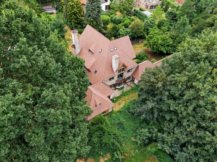 Verscholen in het groen, midden in het hart van Genk, ligt een uitzonderlijk domein dat rust, elegantie en architecturale klasse op unieke wijze veren