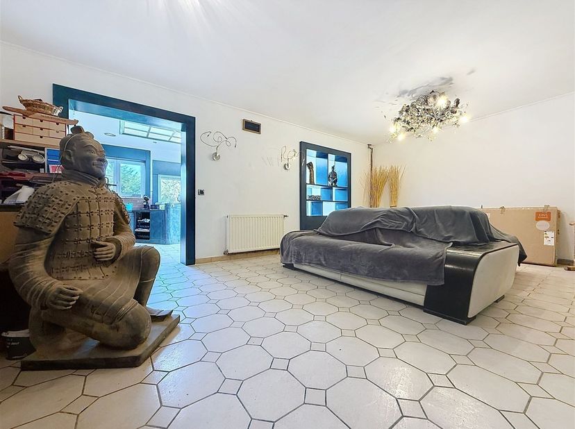 Située à proximité de toutes les commodités, cette agréable maison deux façades saura vous séduire par ses volumes fonctionnels et son potentiel.<br /