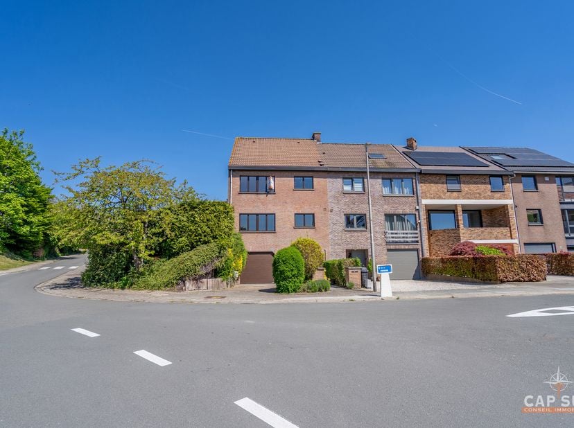 Braine-l’Alleud – Cap Sud vous propose cette lumineuse maison unifamiliale 3 façades, implantée sur un terrain de 3ares 27ca. Elle bénéficie d’une sit