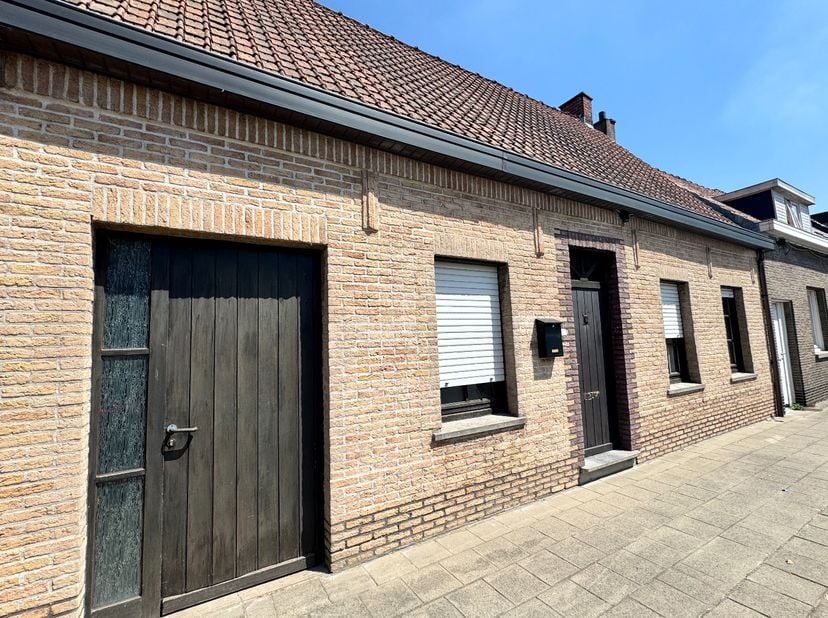 In de Markegemstraat bevindt zich deze gesloten bebouwing met tuin.<br />
<br />
Via de inkomhal komt u de woning binnen. Aan de voorzijde bevindt zic