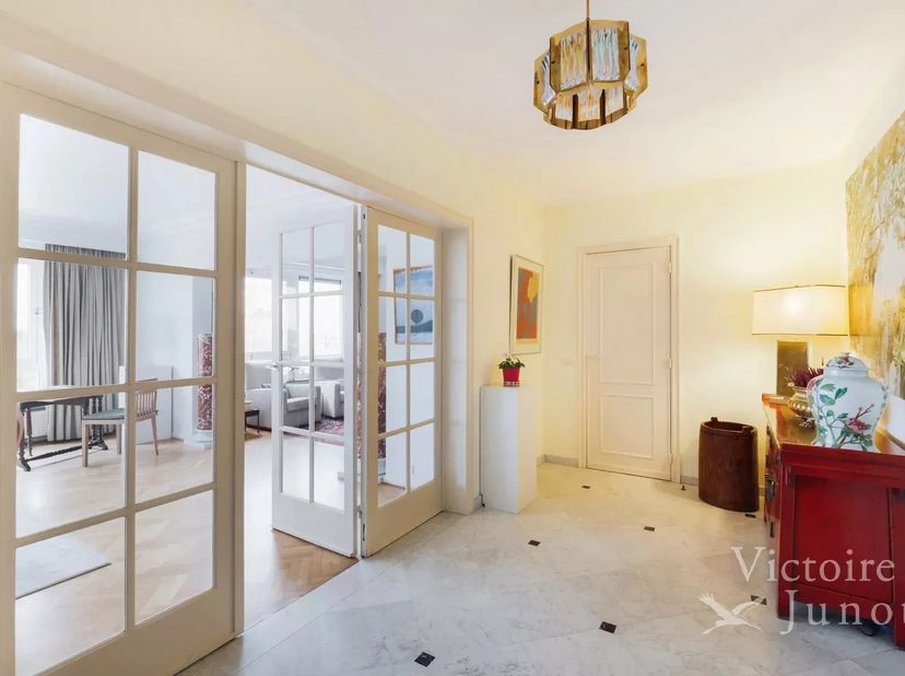 Brussel: Roosevelt, op enkele stappen van het Ter Kamerenbos, het openbaar vervoer en de ULB, stelt Victoire Junot u dit prachtige appartement van ±18