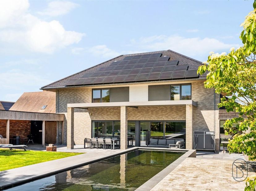 TE KOOP: grote en energiezuinige villa met zwemvijver in Sint-Eloois-Winkel!<br />
Deze instapklare en uitstekend onderhouden woning is gelegen in Sin