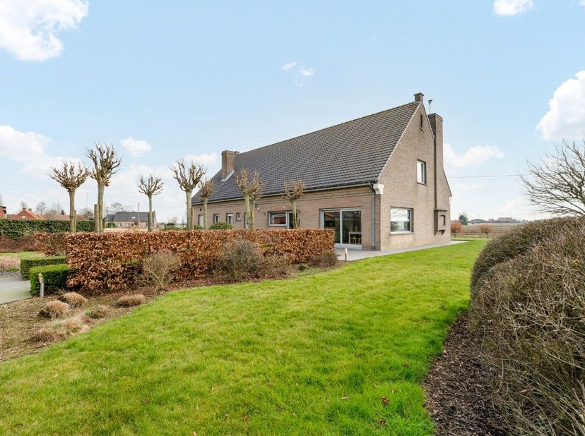Bent u op zoek naar een ruime en comfortabele woning in het rustige Westrozebeke?<br />
Dan is deze charmante gezinswoning precies wat u zoekt!<br />
