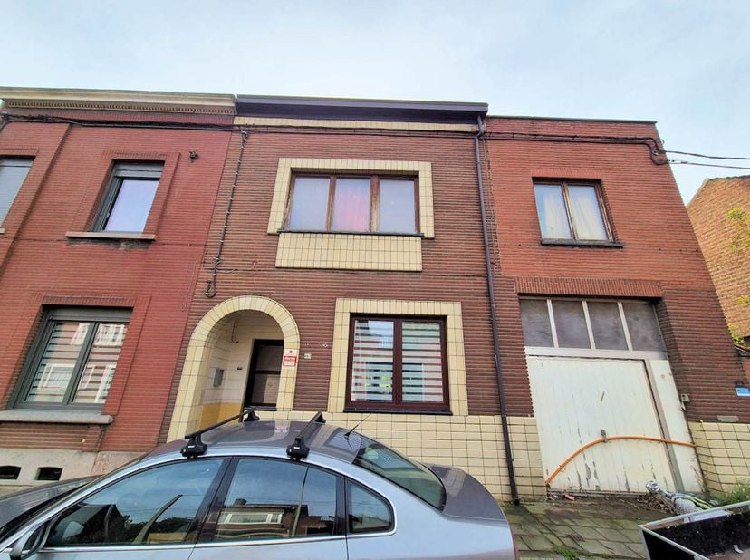 Maison 2 façades située à Châtelet et comprenant :<br />
SOUS-SOL : Cave.<br />
REZ-DE-CHAUSSEE : Hall d'entrée, salon, salle à manger, cuisine semi-é