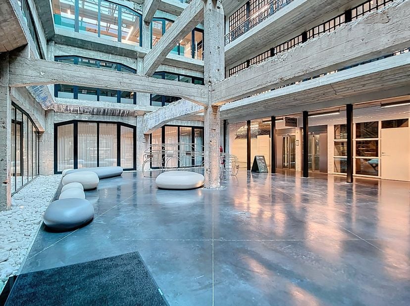 Gelegen op de eerste verdieping vinden we deze high-end kantoorruimte van +/- 600m² terug. Het kantoor is voorzien een keuken, sanitair, grote raampar