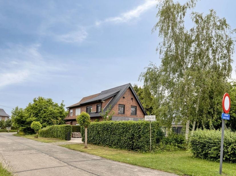 Deze mooi gerenoveerde halfopen bebouwing in de Gustaaf Van Heckelaan biedt een combinatie van ruimte, licht en modern wooncomfort op een rustige, maa