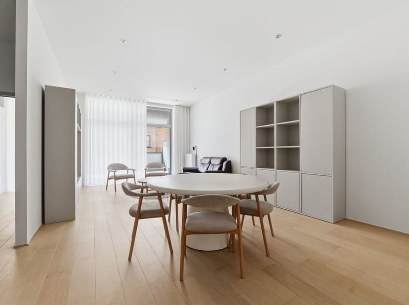 Op een absolute toplocatie in het bruisende centrum van Sint-Truiden vinden we dit prachtig en energiezuinig appartement terug. Gelegen in de Zoutstra