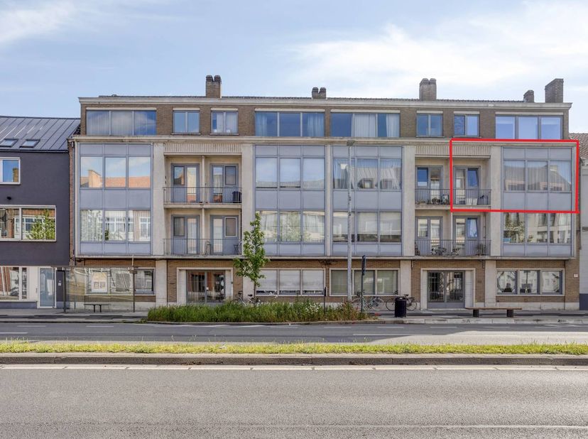 Dit verzorgde appartement in Brugge combineert het comfort van de stad met een uitstekende ontsluiting naar belangrijke invalswegen en het openbaar ve