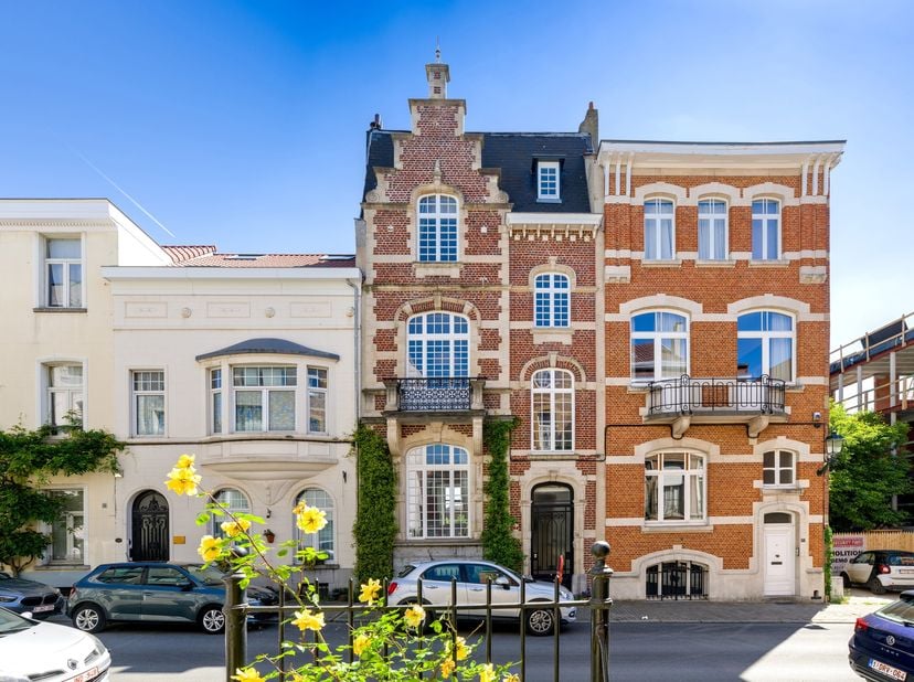 Gelegen in een gezellige straat in Ukkel, een elegant karakterhuis met zeer ruime kamers (± 525 m² volgens de EPC), dat een ideale indeling biedt voor