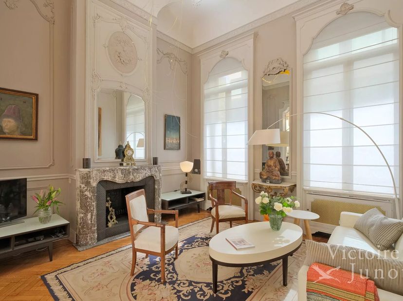 Ideaal gelegen vlakbij Stéphanieplein, dit elegante volledig gerenoveerde herenhuis met bijzondere aandacht voor erfgoedbehoud en herontwikkeling, met