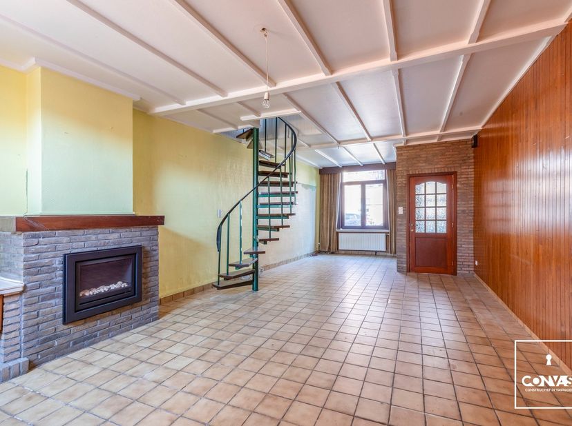 Deze woning is gelegen aan het Fluweelpark te Gent, nabij de grens met Mariakerke, en ligt op een boogscheut van verschillende buurtwinkels, scholen,