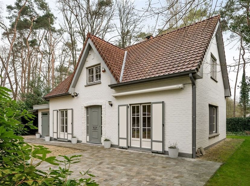Parfaite maison entièrement rénovée, prête à être emménagée, dans un excellent emplacement près du domaine du golf et du lac à Keerbergen. Cette maiso