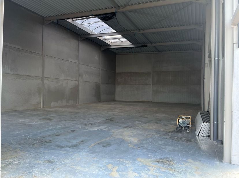 Een modern bedrijvenpark te Heist op den Berg van 300m².<br />
Kenmerken :<br />
- casco oplevering<br />
- vrije hoogte 6m<br />
- 1 sectionaal poort