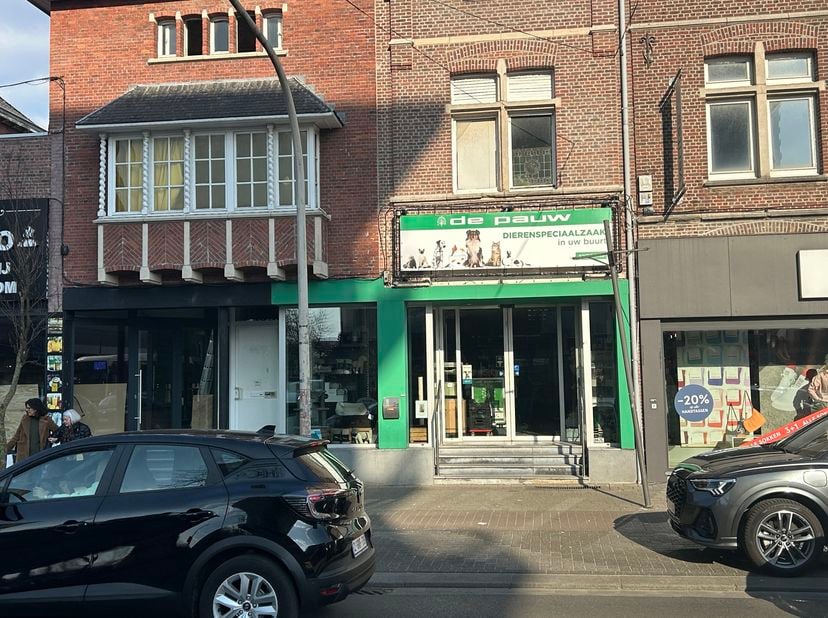 Handelspand te koop verhuurd aan dierenwinkel De pauw.<br />
De Pauw huurt het pand sinds 2017 en blijft verder huren.<br />
De winkel is gelegen aan