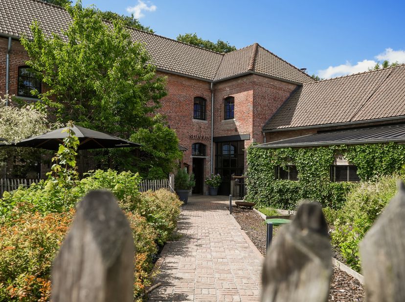 Vastgoedensemble bestaande uit twee Horeca-gebouwen en een appartement op een perceel van 9.290 m²!<br />
Indeling:<br />
Gebouw 1<br />
Gelijkvloers: