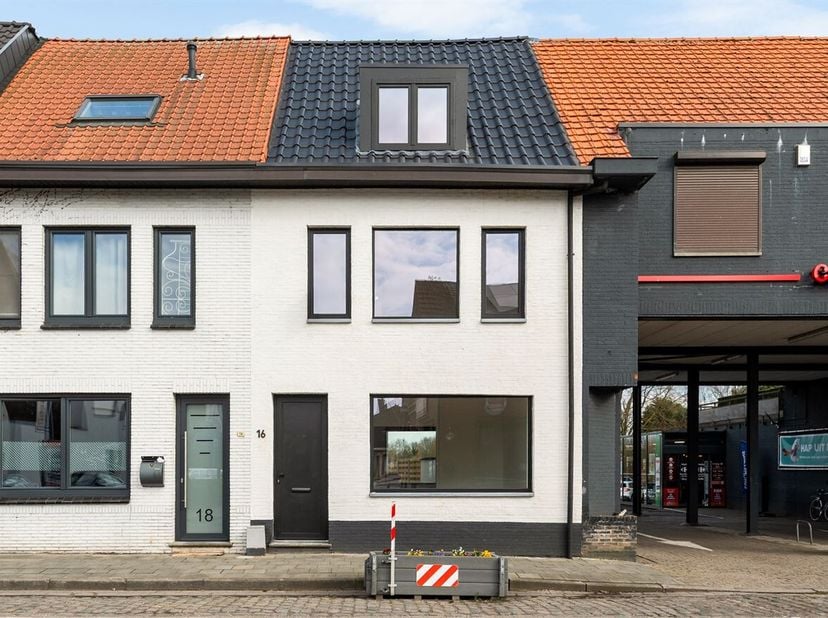 Locatie: <br />
Deze volledig gerenoveerde woning is centraal gelegen in Meer, op wandelafstand van winkels, scholen en openbaar vervoer. Door deze gu