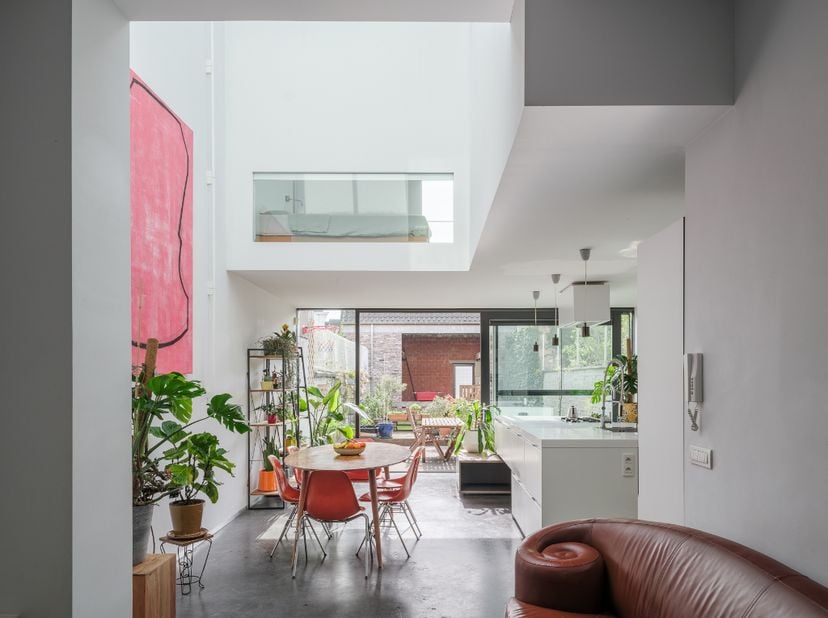 Architecturale burgerwoning naar de hand van Enplus architecten met stadstuin en polyvalente achterbouw op een boogscheut van het stadscentrum.<br />