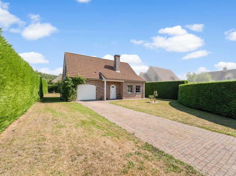 Op een bijzonder rustige en groene locatie in Moerkerke (Damme), op korte afstand van het centrum, bevindt zich deze vrijstaande woning op een mooi pe