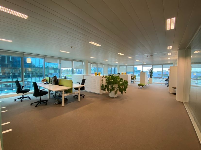 Deze twee moderne kantoortorens (15.010m² &amp;amp; 13.645m²), beter bekend als de Blue Towers, zijn gelegen op de site van het voetbalstadion te Gent. De