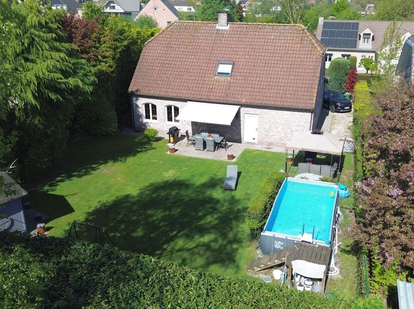 Ruime villa met 4 slaapkamers en inpandige garage, op een mooi perceel van ca. 712m²<br />
<br />
Deze villa is rustig en centraal gelegen in Essen,