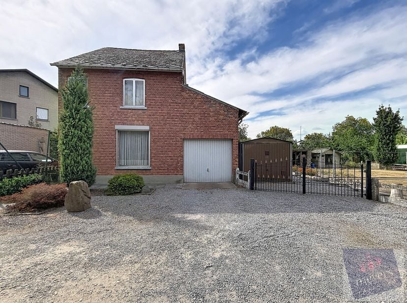 Bent u op zoek naar een eigendom waar u volledig uw eigen woonproject van kunt maken? Dan biedt deze woning met bouwgrond, gelegen aan de Salvatorstra
