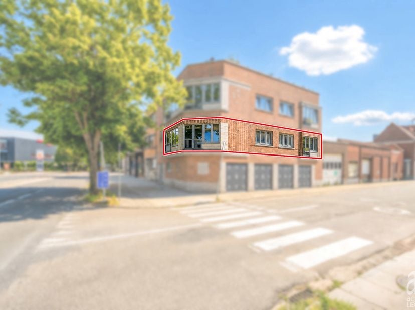 L’Agence Leclercq vous présente ce bien de standing situé au 1er étage d’une copropriété de 2 unités. En coin, il bénéficie d’une luminosité exception