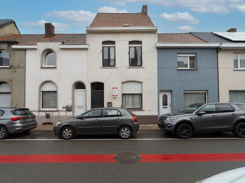In Stasegem vinden we deze stevige gezinswoning met tuin en achterliggende garage. Een buitenkans voor wie graag de handen uit de mouwen steekt en op
