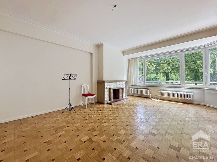 Situé au cur du quartier européen, à deux pas du Parc du Cinquantenaire, cet appartement lumineux au 1er étage vous séduira par ses beaux volumes et s