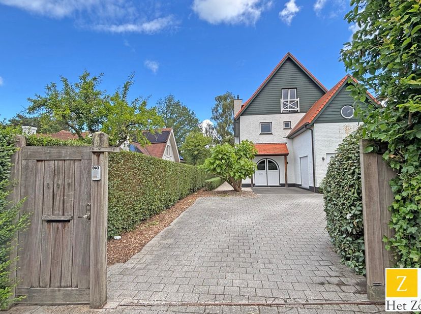 Gelegen in een uiterst gegeerde omgeving, geniet deze mooie villa van een tuin met rechtstreeks zicht op de Royal Zoute Golf Club. De woning verkeert