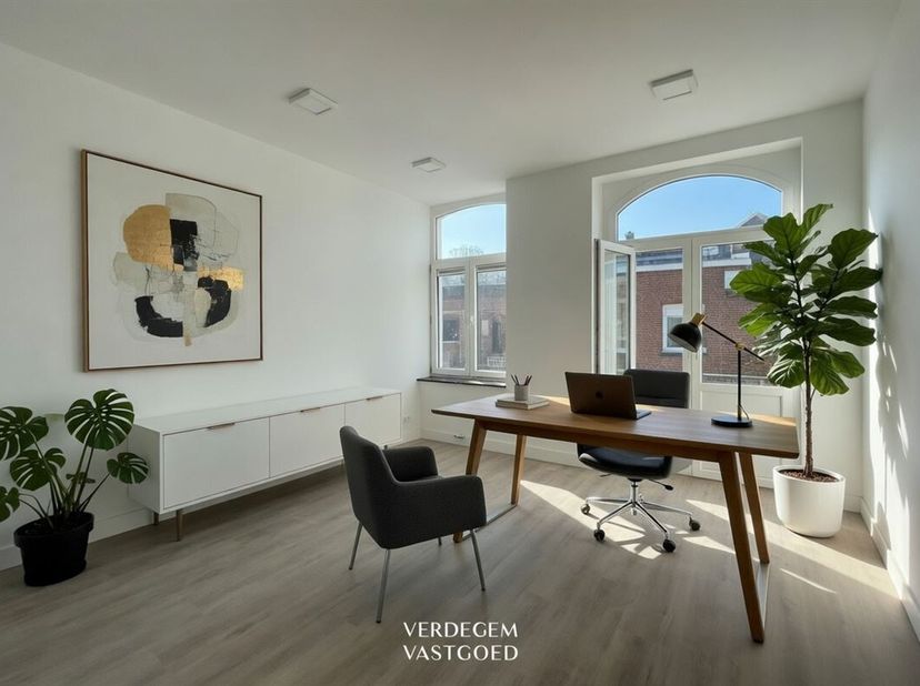 Espace de bureau à un emplacement de choix<br />
Au coeur de la ville, sur la place du marché de Lokeren, nous vous proposons cet espace de bureau uni