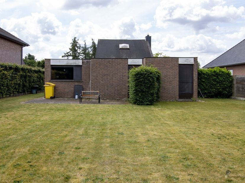 Maison de plain-pied comprenant 3 chambres et un garage intégré, sur un terrain de 780 m². <br />
Hall d'entrée avec toilettes séparées. <br />
Séjour