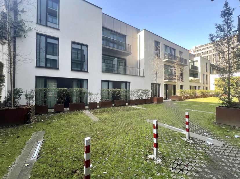 BRUXELLES - Quartier européen, splendide et lumineux APPARTEMENT (2ch/2sdb) de ± 96m², en intérieur d'ilot, il se situe au 1er étage d'un immeuble con