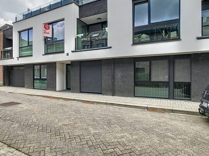 Vous rêvez d'un confort de vie moderne dans un emplacement privilégié ? Ce bel appartement, situé dans le centre animé de Melsele, offre tout ce qu'il