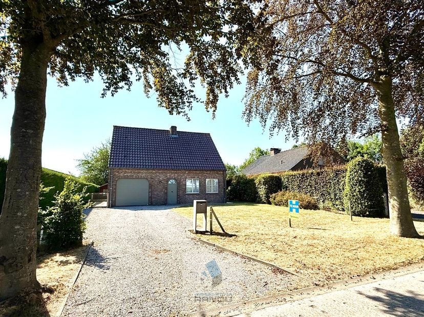 Op een rustige locatie in het landelijke Oostwinkel bevindt zich deze verzorgde vrijstaande gezinswoning waar u kunt genieten van een aangenaam open u