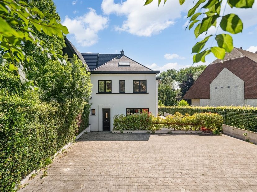 Op een unieke en bijzonder gunstige locatie bevindt zich deze charmante, instapklare halfopen bebouwing die ruimte, comfort en uitstraling moeiteloos