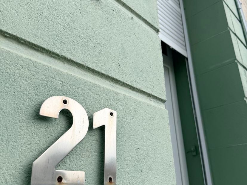 VOORMALIGE BURGERWONING OP TOPLOCATIE LANGS DE GERAARDSBERGSE KAAI. Op één van de aangenaamste plekken van de Oudenbergstad vind je langs de Dender de
