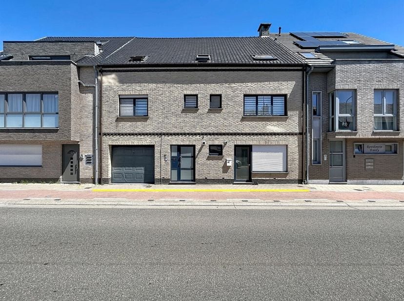 De ruimte, de vele slaapkamers, de mogelijkhedi tot duowoning of/en zelfstandige activiteit en de locatie zijn slechts enkele troeven die deze woing t