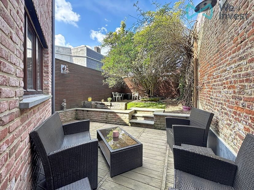 TE KOOP – Gelegen in het hart van Enghien, combineert deze prachtige woning uit 1850 de charme van het oude met modern comfort. Met een bewoonbare opp