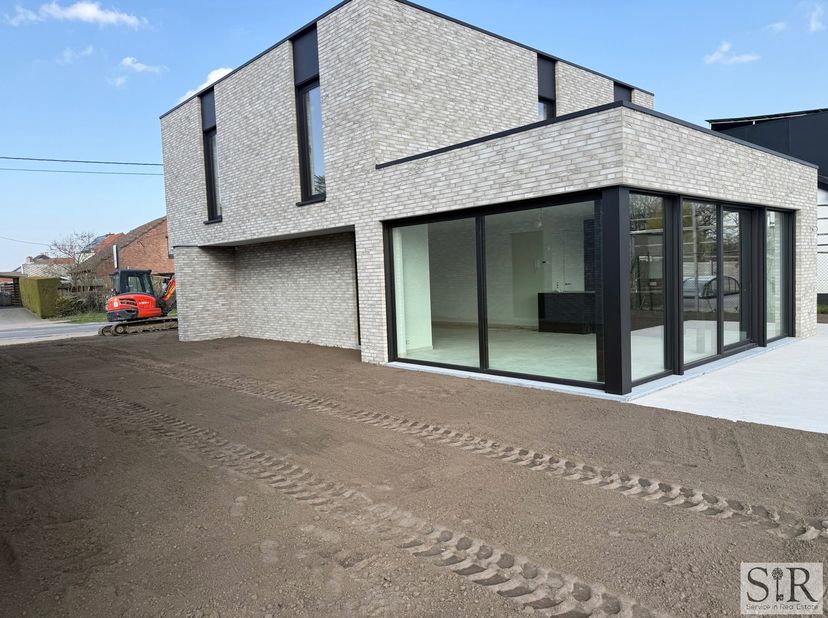 <br />
<br />
<br />
Nieuwbouwvilla met prachtige verzichten, 3 slaapkamers, 2 badkamers en een bureau, met alle comfort en future proof volgens de hu