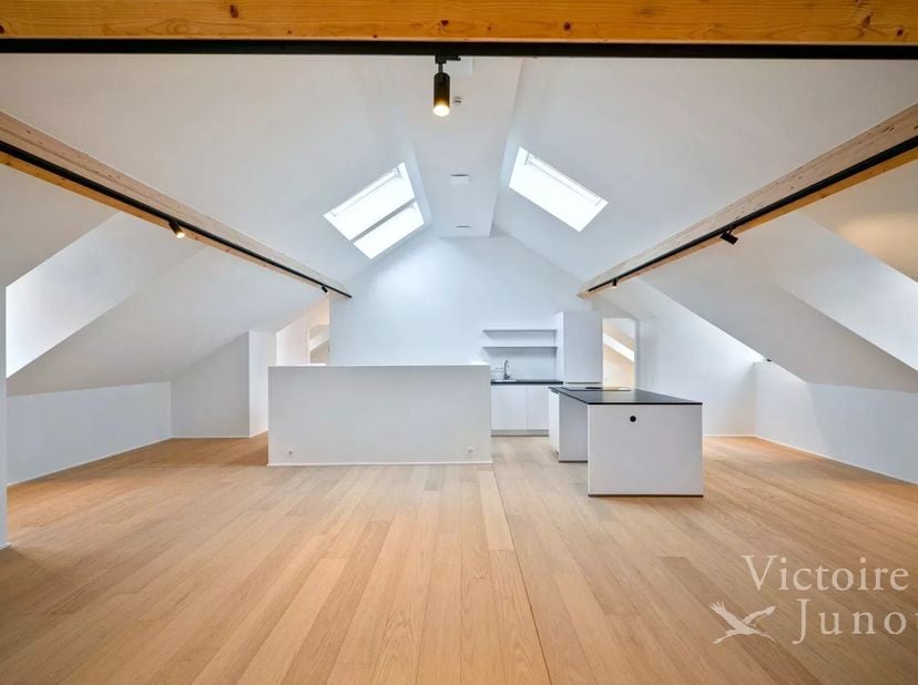 Gepresenteerd door Mike Doolaeghe - Tel. : +32 471 65 85 85 - E-mail : mike.doolaeghe@victoire.be<br />
Victoire Junot biedt dit mooie duplex penthous