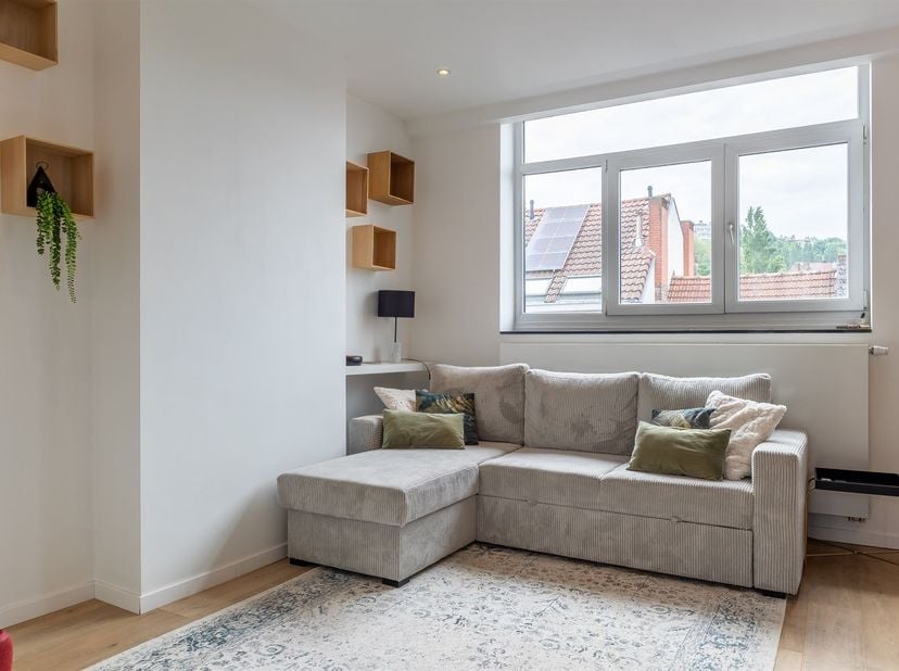 Property One biedt u deze prachtige duplexwoning op de 3e en bovenste verdieping van een klein flatgebouw zonder lift, vlak naast het Dudenpark. Dit p
