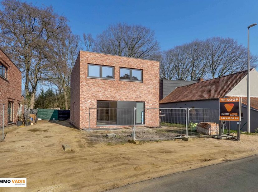 Instapklare BEN nieuwbouwwoning met drie slaapkamers en zuidoostgerichte tuin in een rustige buurt van Koersel (Moestuinstraat 19C). De woning is gebo