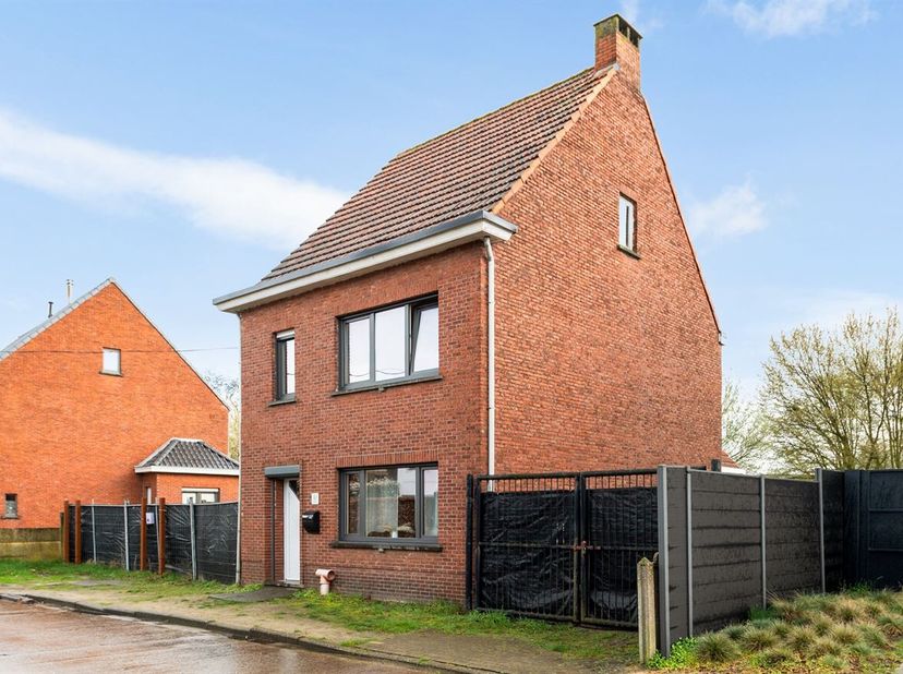 Nabij het centrum gelegen vrijstaande woning met ca. 645 m² grond. Het eigendom is in de loop der jaren gerenoveerd. Op loopafstand van het openbaar v