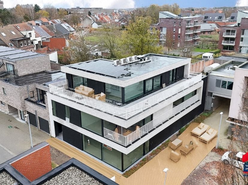 Ontdek deze volledig nieuwbouw handelsruimte in het centrum van Eeklo. Dankzij haar uitstekende zichtbaarheid, sterke verkeersstroom en centrale liggi