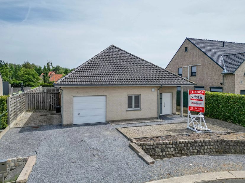 In een rustige residentiële wijk bevindt zich deze verzorgde open bebouwing uit 2004 met een bewoonbare oppervlakte van maar liefst 226 m².<br />
De w