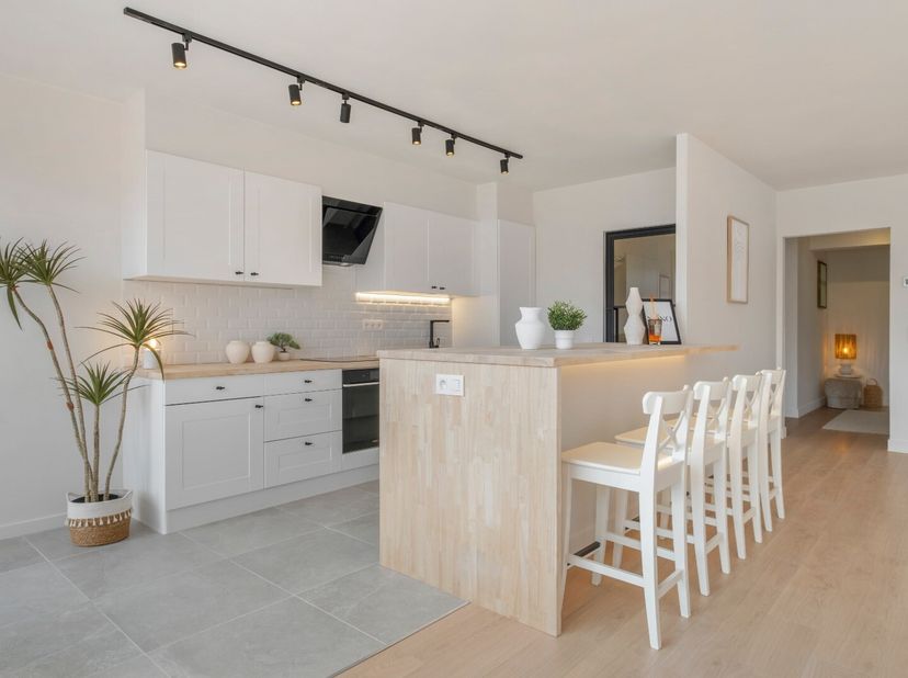 Prachtig gelegen 2-slaapkamer appartement nabij de bruisende stadskern van Kortrijk.<br />
Via de inkomhal komt u terecht in de riante living met heel
