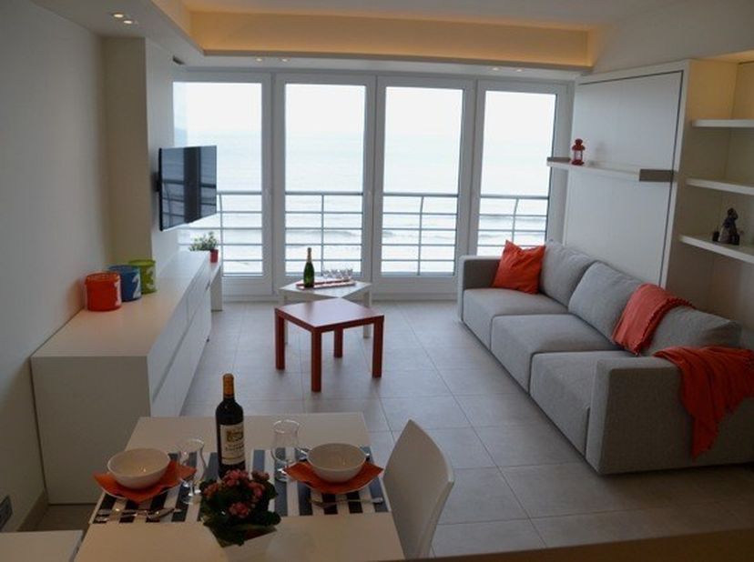 Magnifique studio situé au 8ème étage dans un immeuble calme. Finition luxueuse avec tout le confort nécessaire. Vue fantastique sur la mer, salon ave
