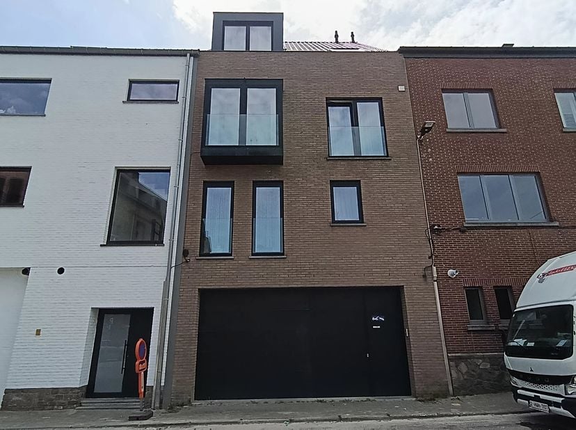 Deze garage/stockageruimte van maar liefst 94 m² ligt aan de Tiensevest 11 in Sint-Truiden.<br />
De garage is voorzien van elektriciteit en wateraans